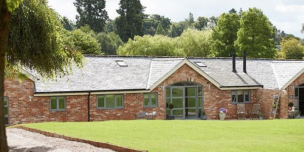 The Potting Shed was renovated to modern high standards featuring a luxurious en-suite bath made for two