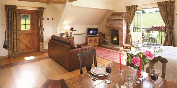 Plenty of space for everyone to relax in Coach House, Worcestershire