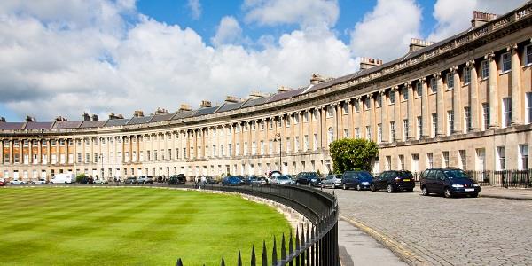 Exploring Royal Crescent, one of the most beautiful and famous streets in Bath